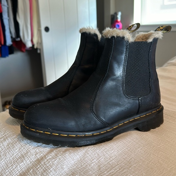 DOC MARTIN 2976 WOMEN'S FAUX FUR LINED CHELSEA BOOTS - Picture 1 of 2